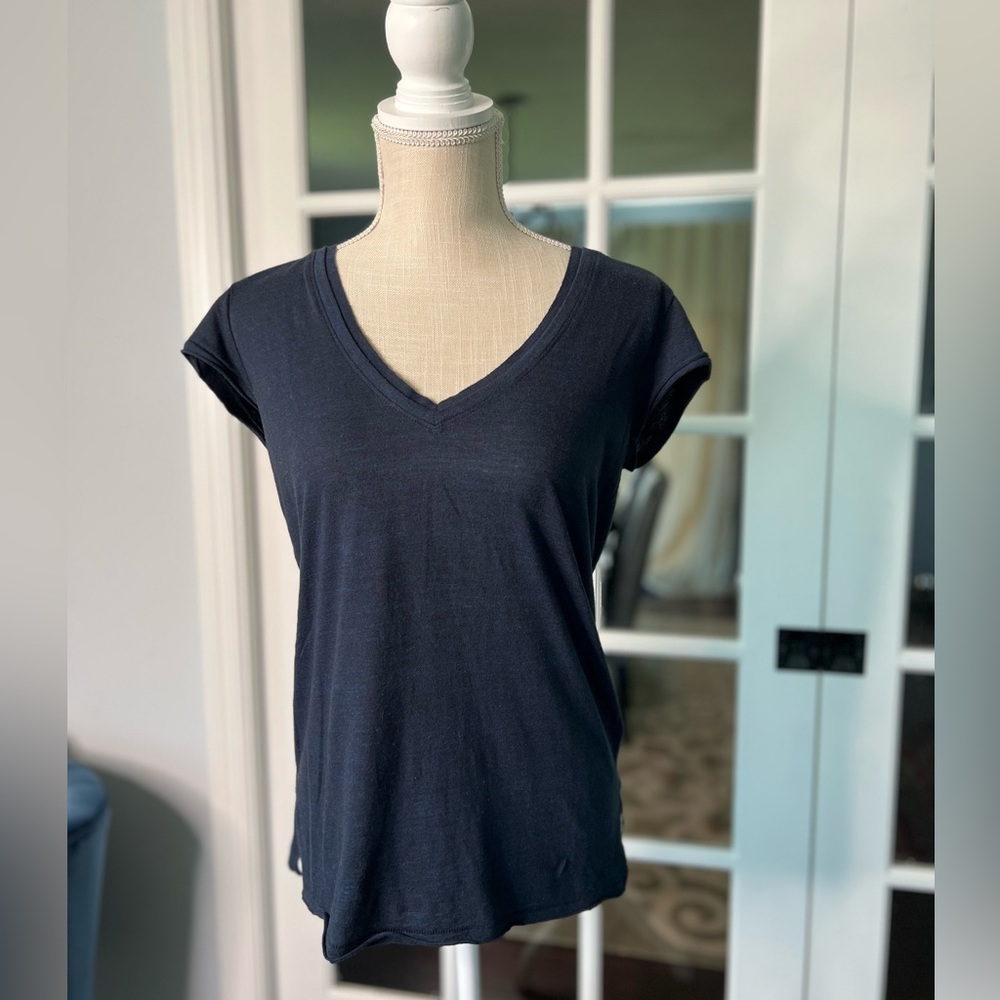 URBAN OUTFITTERS v-neck tee with ribbon across the back, navy burnout, small